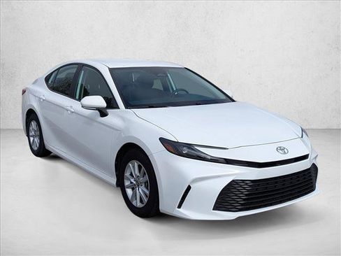 Used 2025 Toyota Camry LE image 3