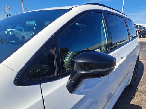 Used 2025 Chrysler Pacifica Limited FWD image 42