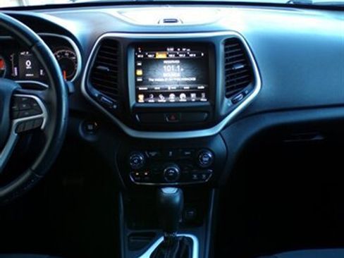 Used 2018 Jeep Cherokee Latitude Plus FWD image 35