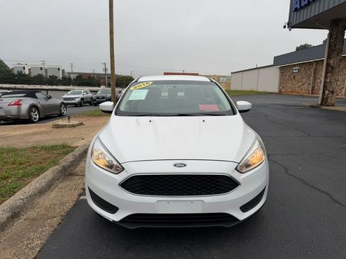 Used 2018 Ford Focus SE FWD image 2