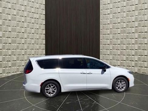 Certified 2025 Chrysler Pacifica Select FWD image 3