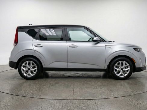 Used 2025 Kia Soul LX w/ LX Technology Package FWD image 11