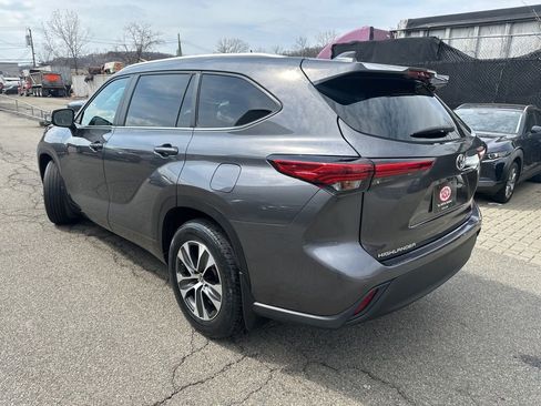 Used 2023 Toyota Highlander XLE image 4