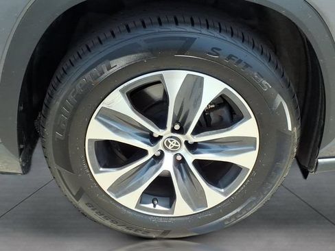 Certified 2024 Toyota Highlander XLE FWD image 33