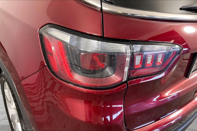 Used 2022 Jeep Compass Latitude w/ Mopar Graphics Package FWD image 18