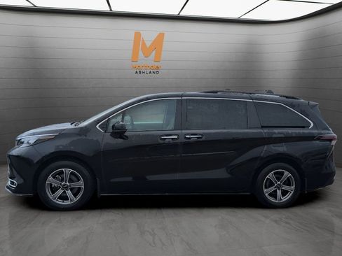 Used 2024 Toyota Sienna XLE w/ XLE Plus Package AWD/4WD image 2