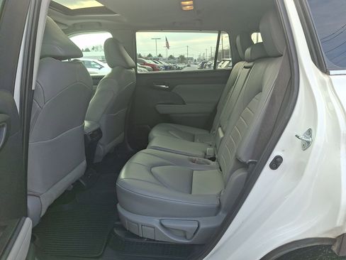 Used 2023 Toyota Highlander XLE image 10