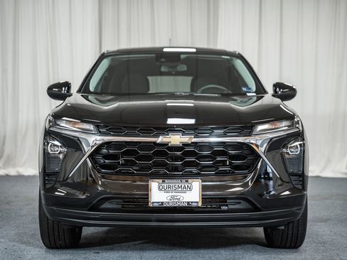 Used 2024 Chevrolet Trax LS w/ LS Convenience Package image 2