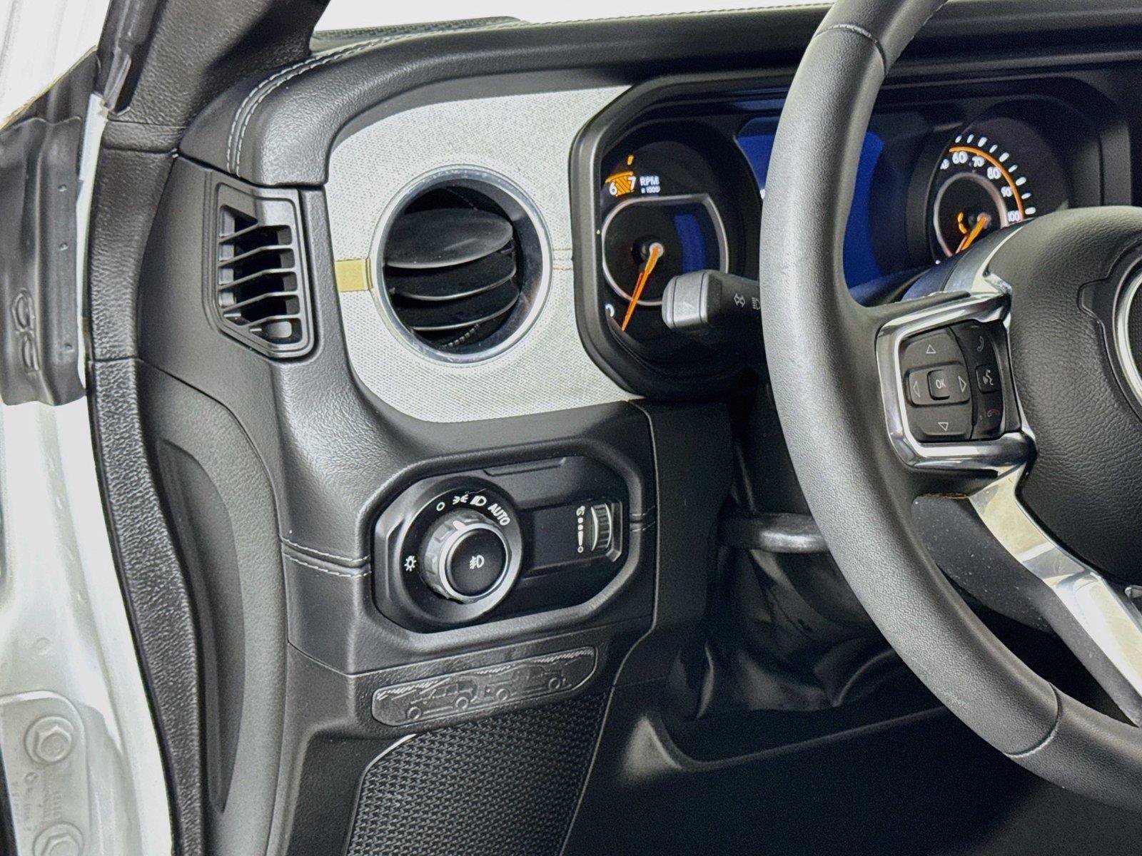 Used 2025 Jeep Wrangler Unlimited Sahara AWD/4WD image 8