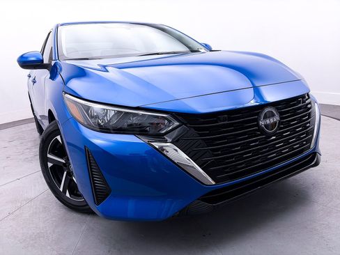 Used 2025 Nissan Sentra SV image 3