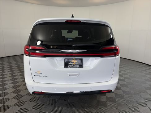 Used 2024 Chrysler Pacifica Touring-L FWD image 10
