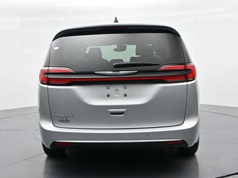 Used 2024 Chrysler Pacifica Touring-L image 7