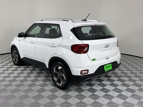 Used 2024 Hyundai Venue SEL FWD image 3
