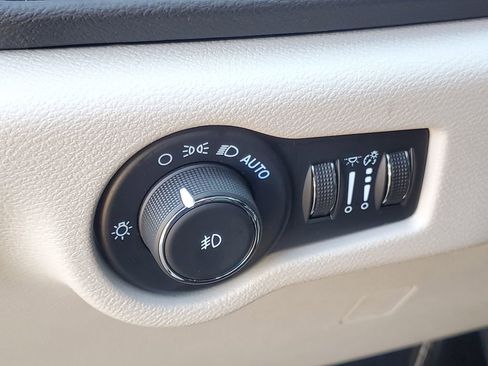 Used 2024 Chrysler Pacifica Touring-L image 17