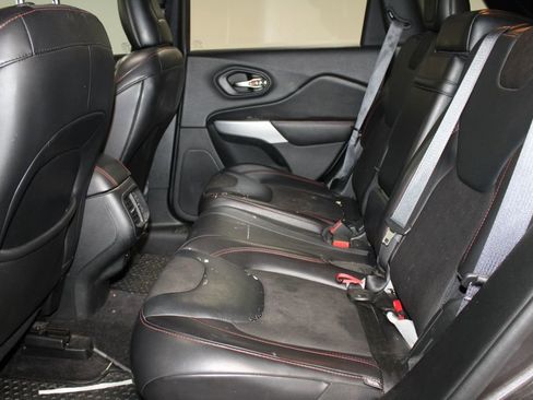 Used 2017 Jeep Cherokee Trailhawk w/ Comfort/Convenience Group image 18