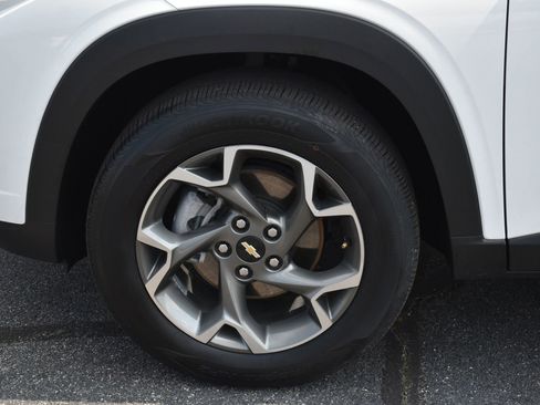 Used 2025 Chevrolet Trax LT image 11