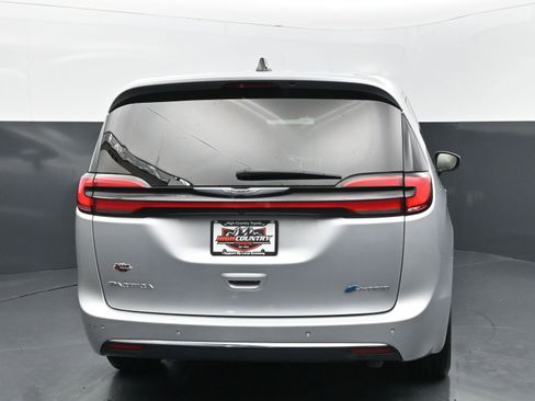 Used 2023 Chrysler Pacifica Touring-L FWD image 5