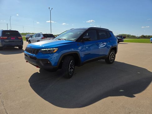 Used 2025 Jeep Compass Trailhawk w/ Trailhawk Elite Group AWD/4WD image 4