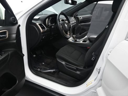 Used 2017 Jeep Grand Cherokee Laredo AWD/4WD image 12