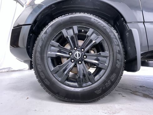 Used 2023 Nissan Titan SV w/ SV Convenience Package image 9