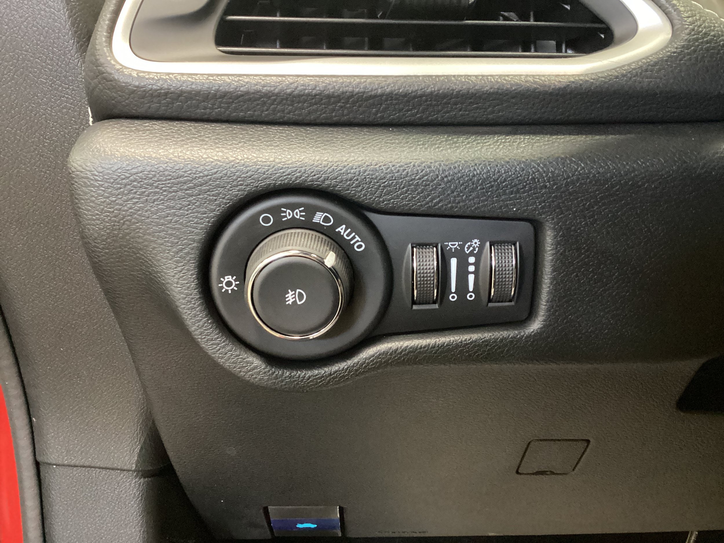Used 2025 Chrysler Pacifica Select AWD/4WD image 21