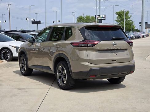 Used 2025 Nissan Rogue SV image 2