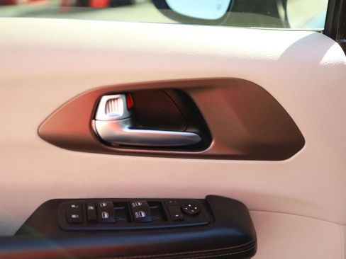 Used 2019 Chrysler Pacifica Touring-L FWD image 10