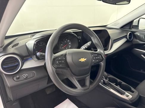 Used 2024 Chevrolet Trax LS w/ LS Convenience Package FWD image 16