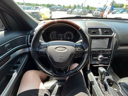 Used 2018 Ford Explorer Platinum AWD/4WD image 30