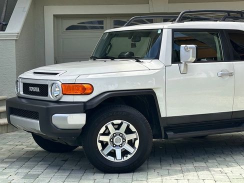 Used 2014 Toyota FJ Cruiser 4WD w/ Upgrade Package image 2