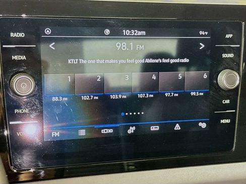 Used 2025 Volkswagen Jetta SE FWD image 12