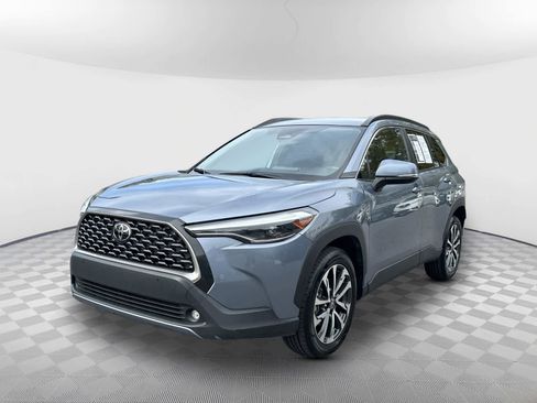 Used 2024 Toyota Corolla Cross XLE image 3