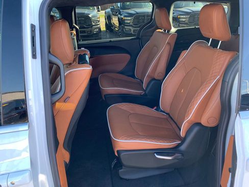 New 2026 Chrysler Pacifica Pinnacle image 13