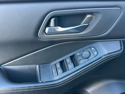 Used 2024 Nissan Rogue SV image 11