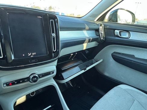 Used 2020 Volvo XC40 T4 Momentum w/ Premium Package image 31