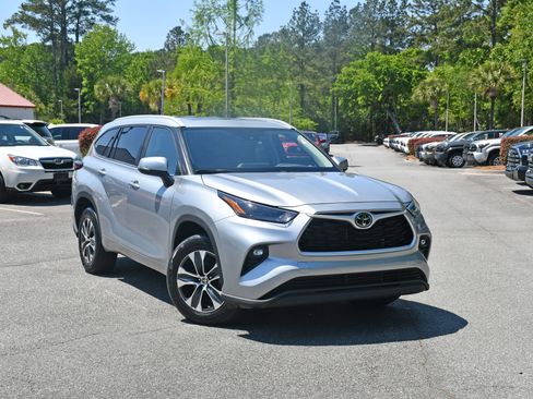 Certified 2025 Toyota Highlander XLE image 6