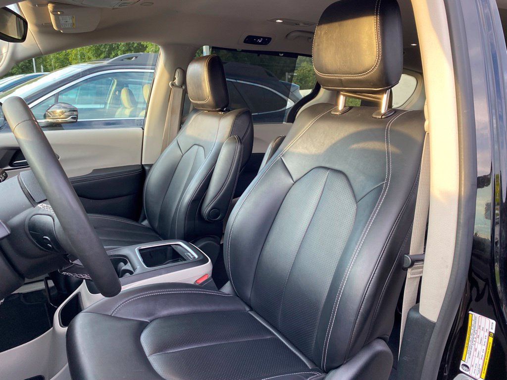 Used 2024 Chrysler Pacifica Touring-L FWD image 8