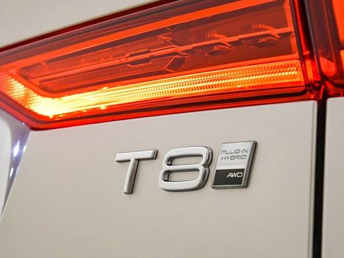 Certified 2025 Volvo XC60 T8 Core w/ Protection Package Premier image 13