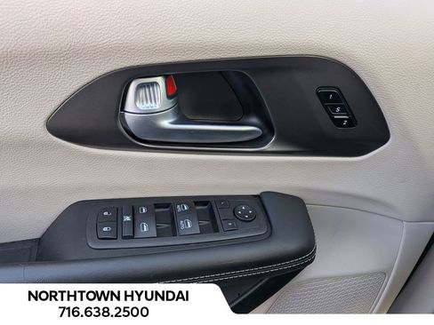 Used 2024 Chrysler Pacifica Touring-L image 30