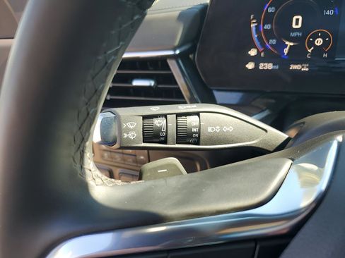 Used 2025 Chevrolet Suburban Z71 image 35