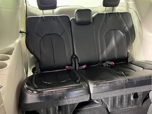 Used 2023 Chrysler Pacifica Touring-L FWD image 28