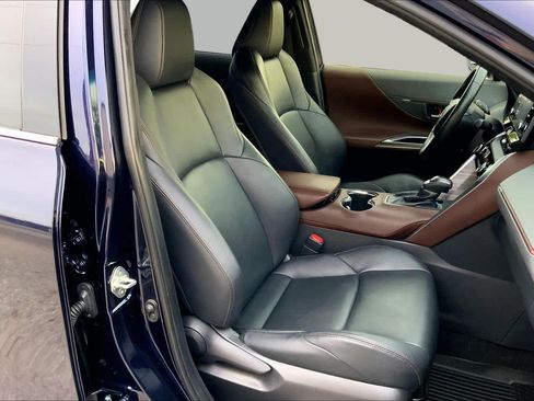 Used 2022 Toyota Venza XLE AWD/4WD image 8
