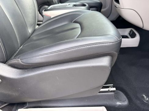 Used 2024 Chrysler Pacifica Limited FWD image 12