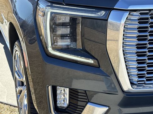 Used 2021 GMC Yukon XL Denali w/ Denali Premium Package image 10
