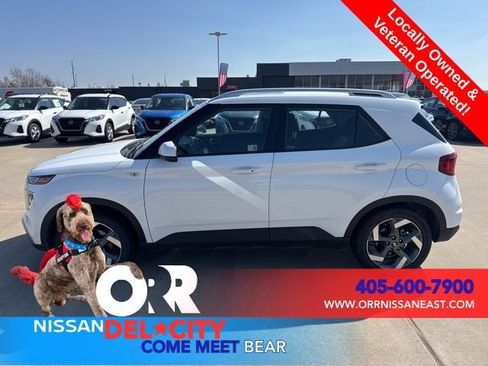 Used 2025 Hyundai Venue SEL FWD image 2
