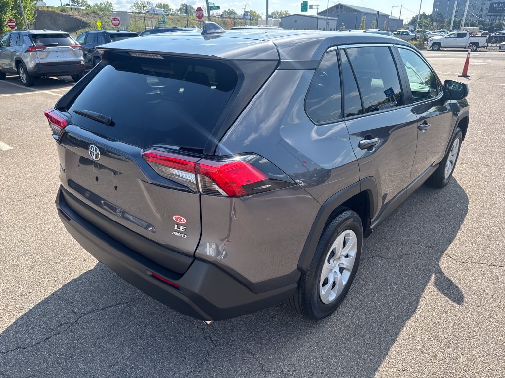 Used 2024 Toyota RAV4 LE AWD/4WD image 8