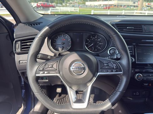 Used 2020 Nissan Rogue SV FWD image 18