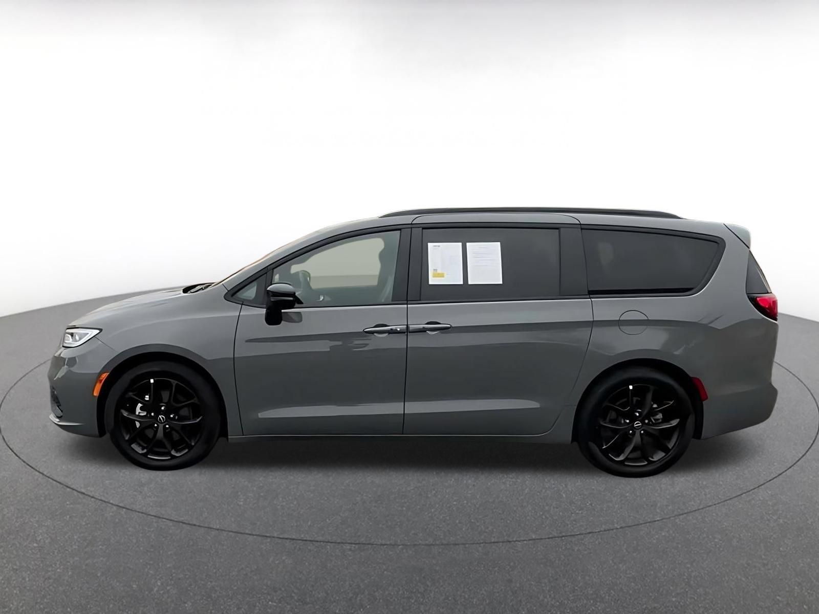 Used 2025 Chrysler Pacifica Limited FWD image 8