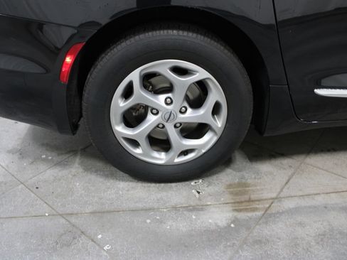 Used 2023 Chrysler Pacifica Limited FWD image 37