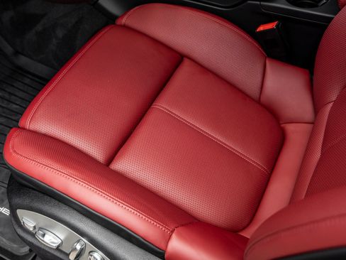 Certified 2025 Porsche Macan AWD/4WD image 20